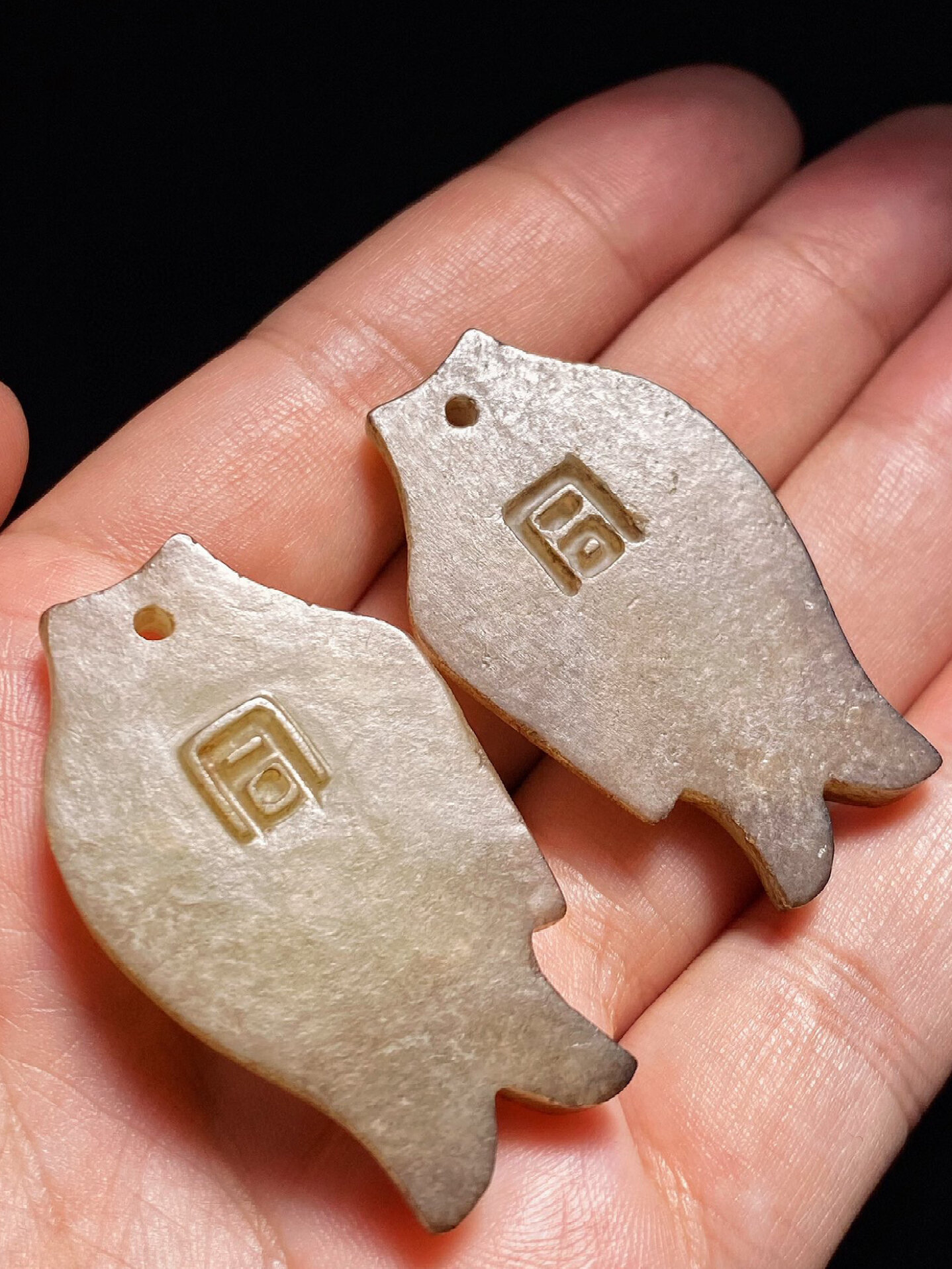 唐 和田玉籽料 白玉黑沁 鱼符 鱼形