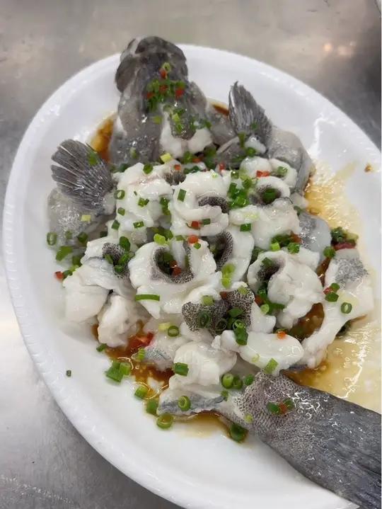 为什么粤菜酒楼的清蒸鱼这么鲜美可口？看完这个视频，你们在家轻松复刻 吃鱼海鲜美食制作分享寻