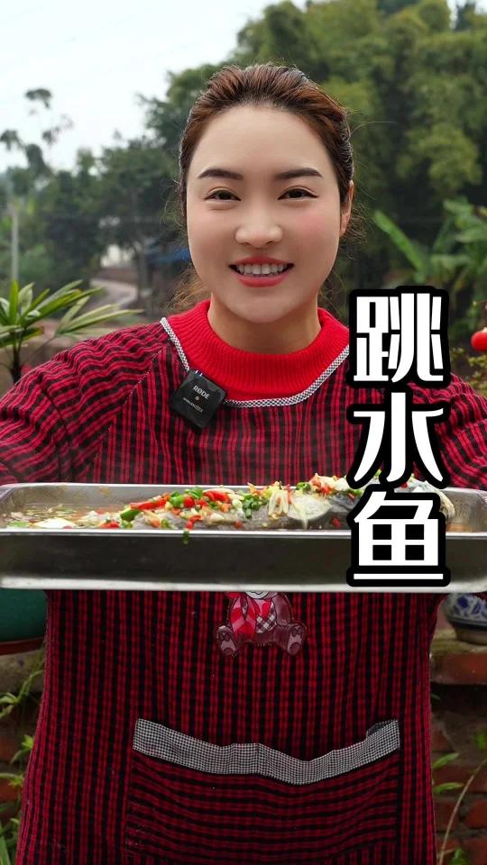 今天给大家分享的一道很家常版本的跳水鱼,用花鲢来做,鱼肉细嫩,没有腥味,汤汁鲜辣又很入味。