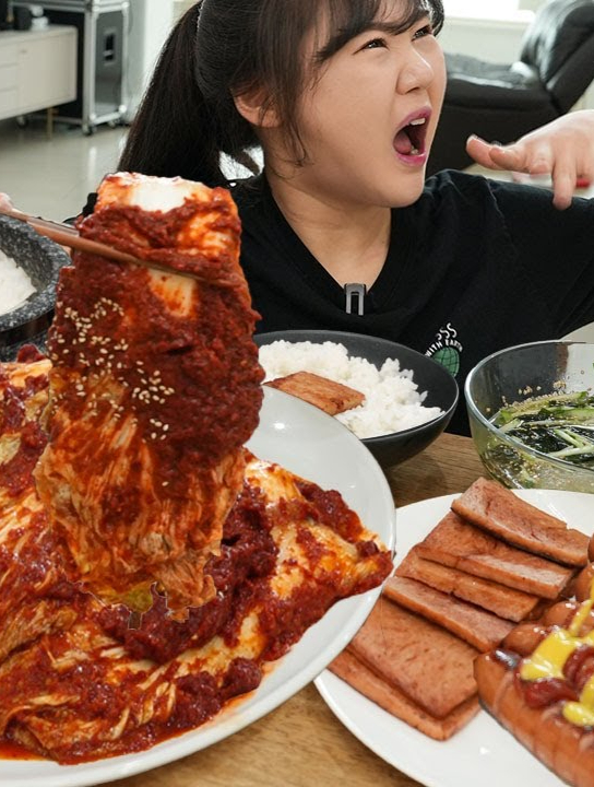 非常辣的泡菜,配上刚刚煮好的米饭、蒸鸡蛋、午餐肉和香肠