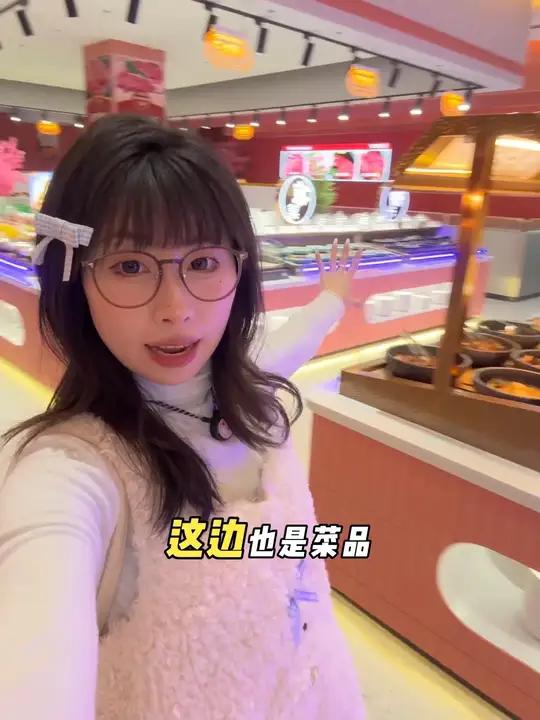 单从自助种类上来说的话,这个价位赢了。竟然还是活的小龙虾。不说别的海鲜。就算把它当成一个龙