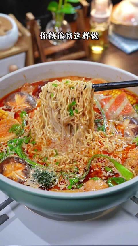 中午吃什么「麻辣烫」想吃麻辣烫?照我这样做,做法简单,好吃到汤都不剩!
