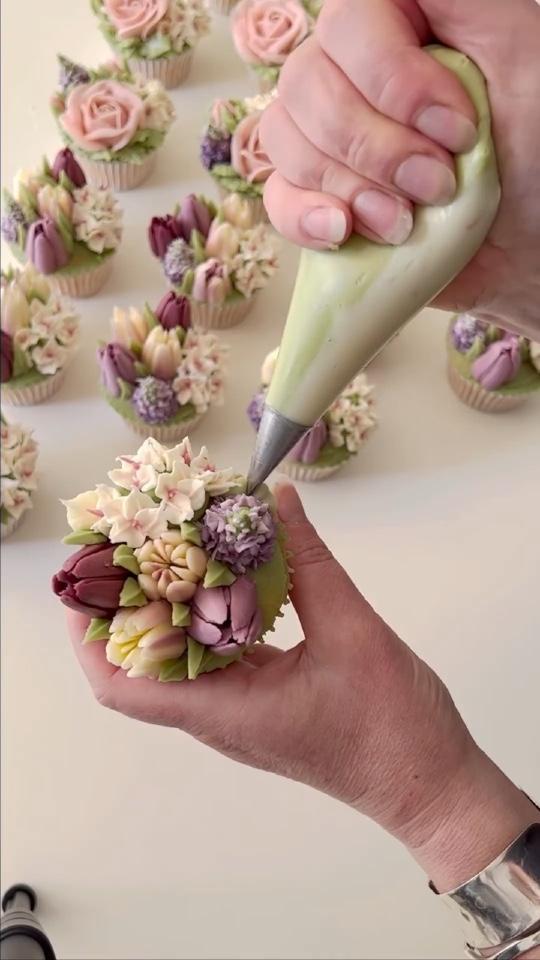 淡雅清新的韩式裱花纸杯蛋糕,纸杯蛋糕也可以做的这么漂亮哟。韩式裱花培训 韩式裱花 安顺六盘