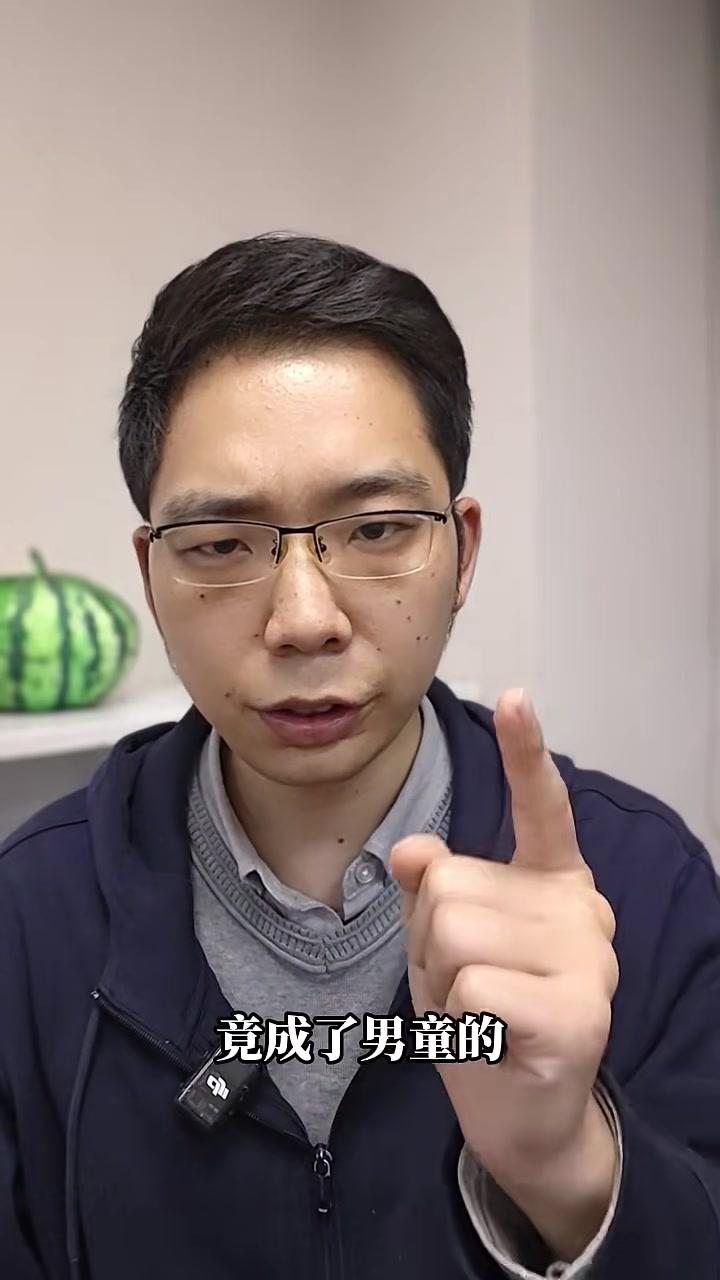 一杯奶茶竟成男童的“夺命凶手”该由谁来担责？小铭切瓜 奶茶点击关注→@川观新闻