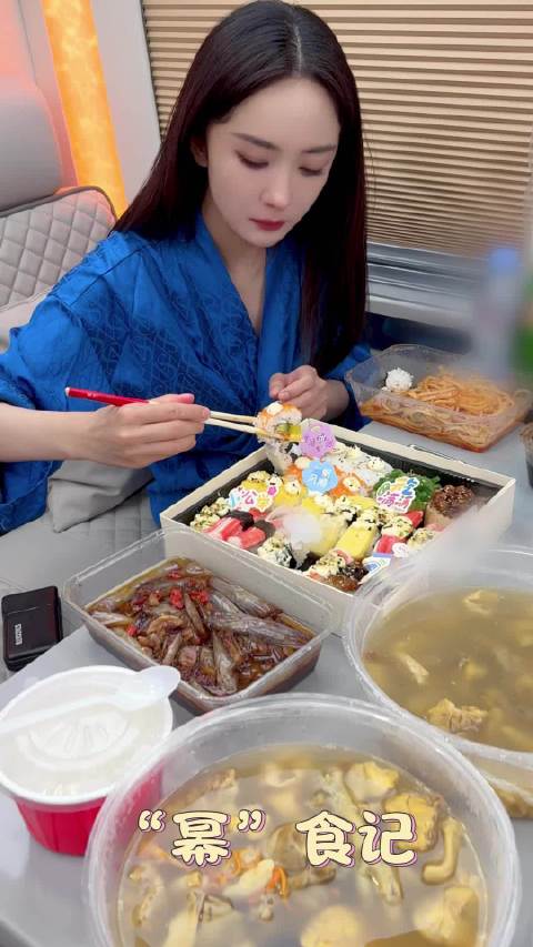 杨幂干饭记,看似手忙脚乱一口一个寿司,实际上全程就吃了一个寿司一口面,女演员的自律