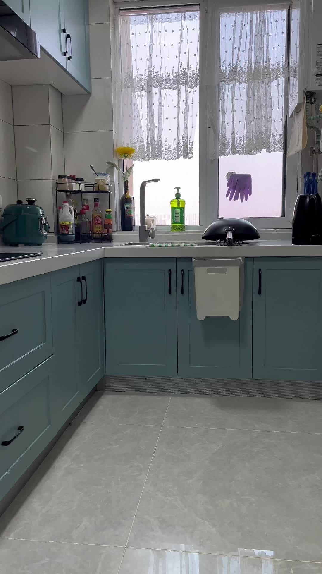 厨房每天保持干净而又不耗费太多家务时间,我的的习惯是:做饭炒菜时手里备一块抹布随时擦,趁热