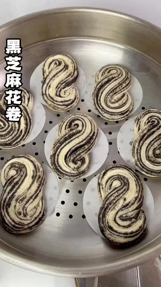 做法简单一看就会!黑芝麻钙的含量是牛奶的8倍!做成黑芝麻花卷好看好吃又营养!