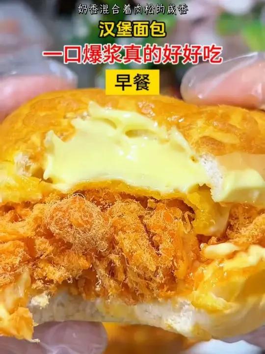 -一口下去多重口感 外面是虎皮蛋糕胚 里边有鸡肉松和奶酪夹心,一口爆浆真的好好吃!
