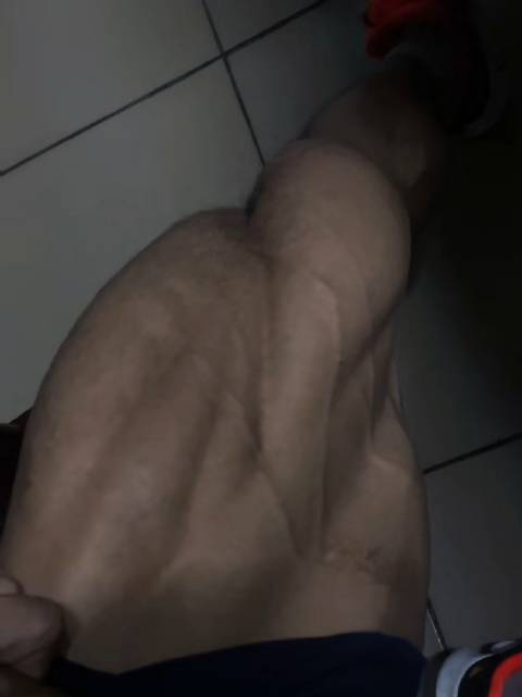 黑皮肌肉猛男的大腿猛不猛 微博户外运动节