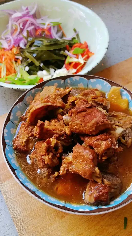 家常红烧排骨南瓜炖菜的制作全过程