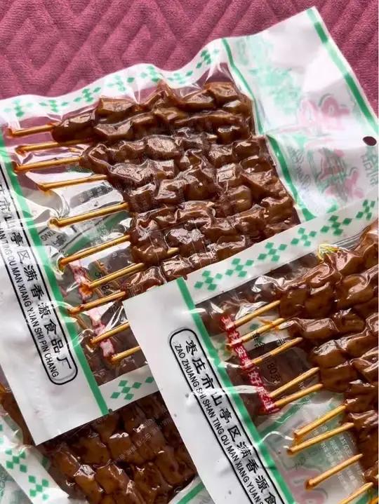 伟丰辣条香辣开袋即食素羊肉串零食解馋神器怀旧小吃厂家直销