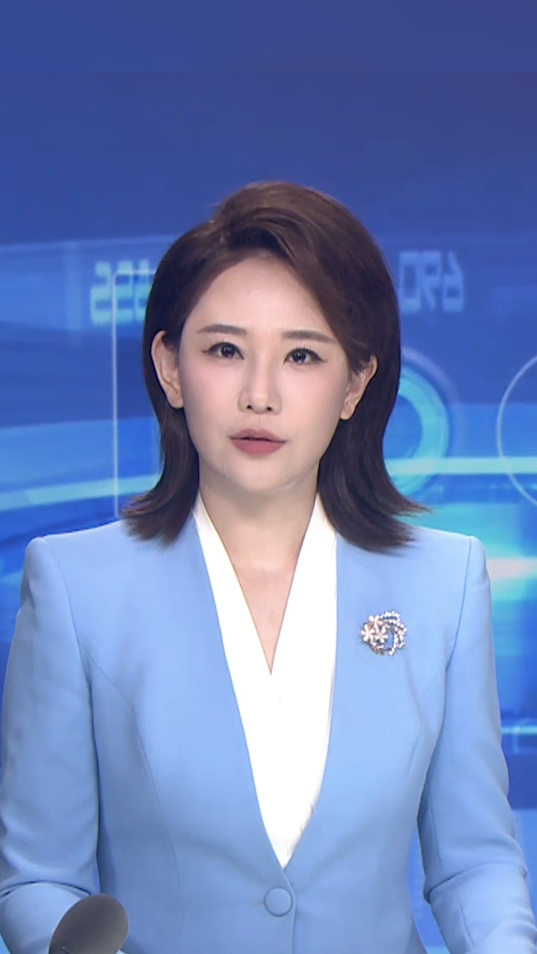 老人扎堆在汉堡店蹭空调,无视店员喇叭驱赶