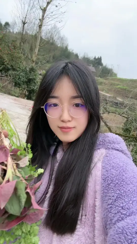 野生折耳根和自家香菜备好，快来吃夜饭啦！