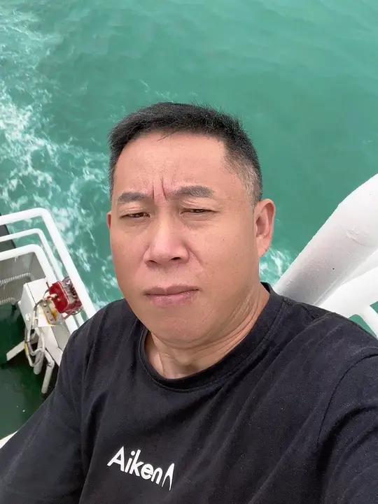 海南的兄弟给我装了一后备箱火龙果,途径湛江,这是我每次经过这里,都要看望的一个轮椅上的兄弟