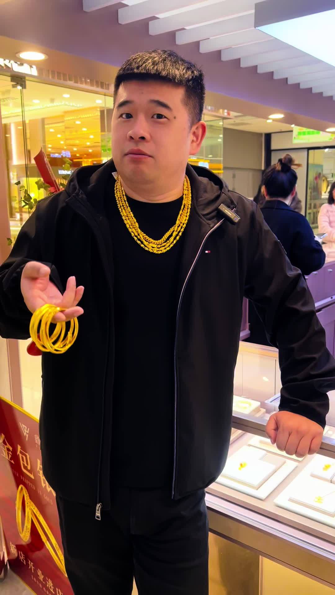 普兰店万达一楼新开了一家鑫澜瑞“金包银” 首饰 金包银