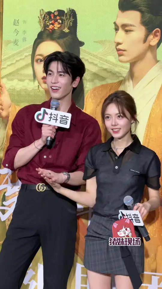 赵今麦张凌赫十指相扣 谁懂,俺们今麦郎牛肉面的家属感!度华年 度华年追剧团现场太好磕