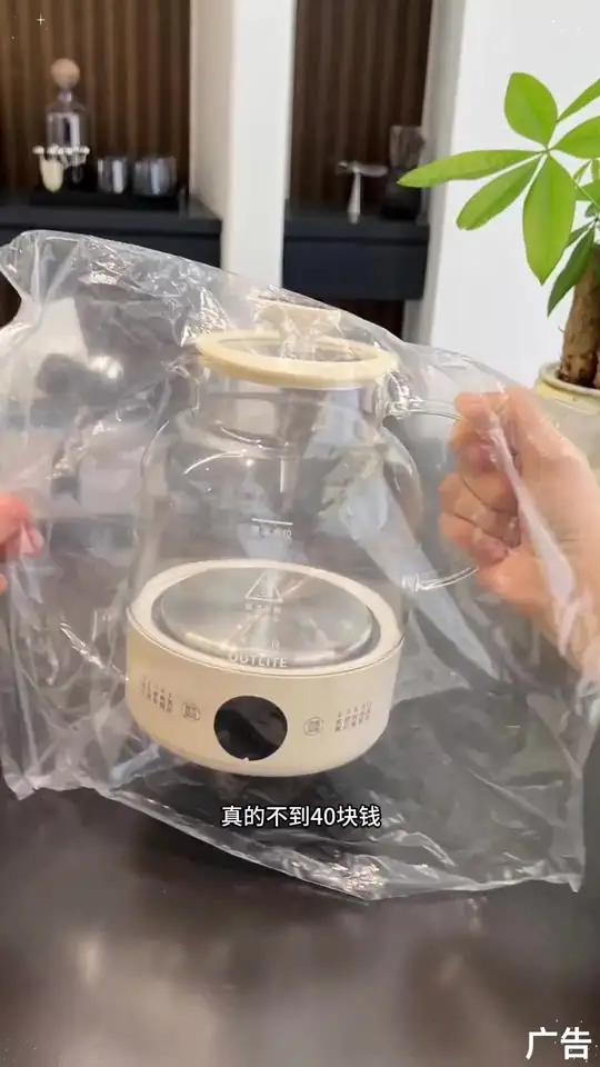 我还是更偏爱一体式的养生壶,能煮茶煲汤炖银耳,在家或办公室随时来上一壶,润润的很舒服