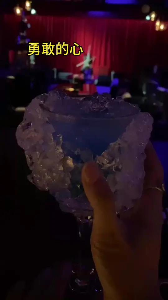 为什么手握寒冰 因为幸福如履薄冰 勇敢的心鸡尾酒 鸡尾酒 微醺时刻 故事与酒 深夜的酒