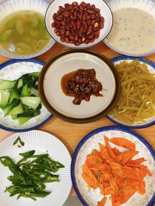 今天用五花肉简单做了七菜一汤 脱脂红烧肉,土豆丝炒肉,炒面粉学会快去试试吧记录真实生活减脂