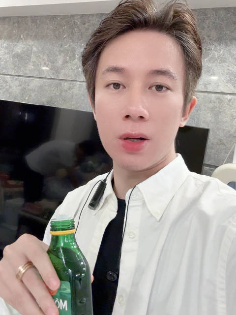 我和女儿干杯鱼肝油 鳕鱼肝油