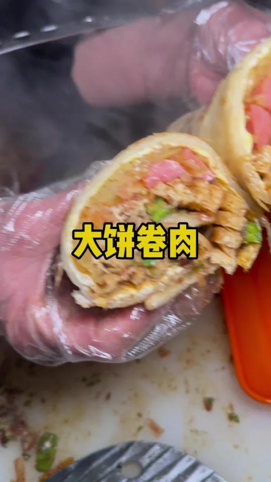 在襄汾吃到了正宗的大饼卷肉,饼是现做的,老板揉面的手法独特,饼皮吃着劲道,份量特别大,一个