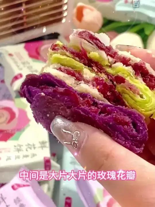 这个鲜花饼太好吃太便宜了!点开链接看看一大箱才多少钱呀,满满的玫瑰花,咬上一口太满足了