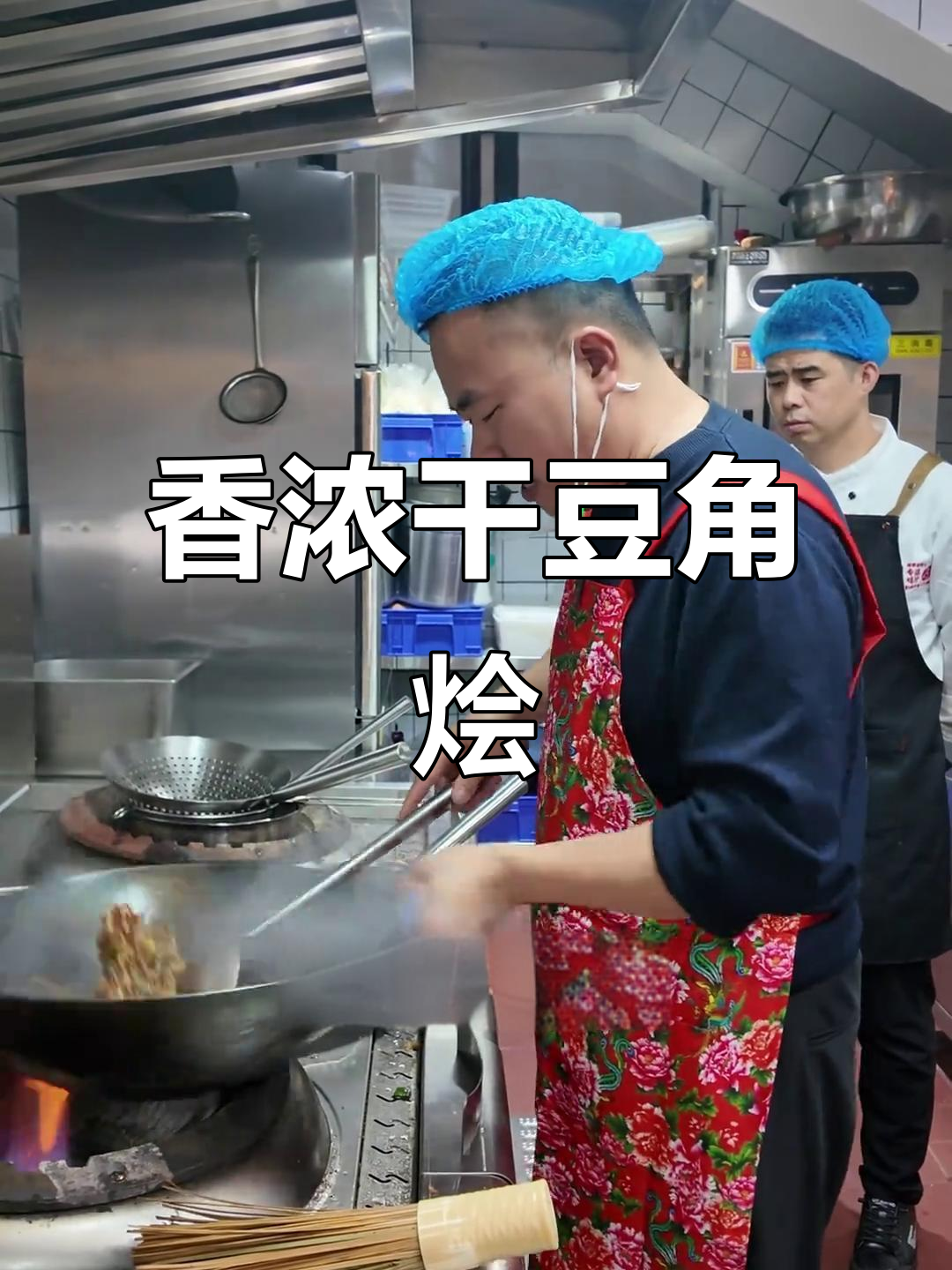 干豆角炖肉香气扑鼻,搭配土豆酸菜粉条,真是绝妙组合!