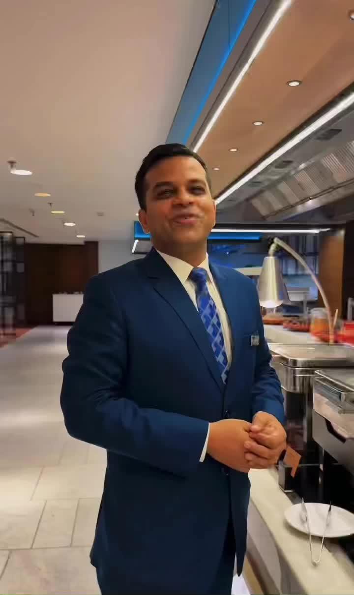  这里的美食,同样让人记忆深刻: 早餐像一场环球旅行,水果琳琅满目,手工饺子皮薄得像蝉翼,