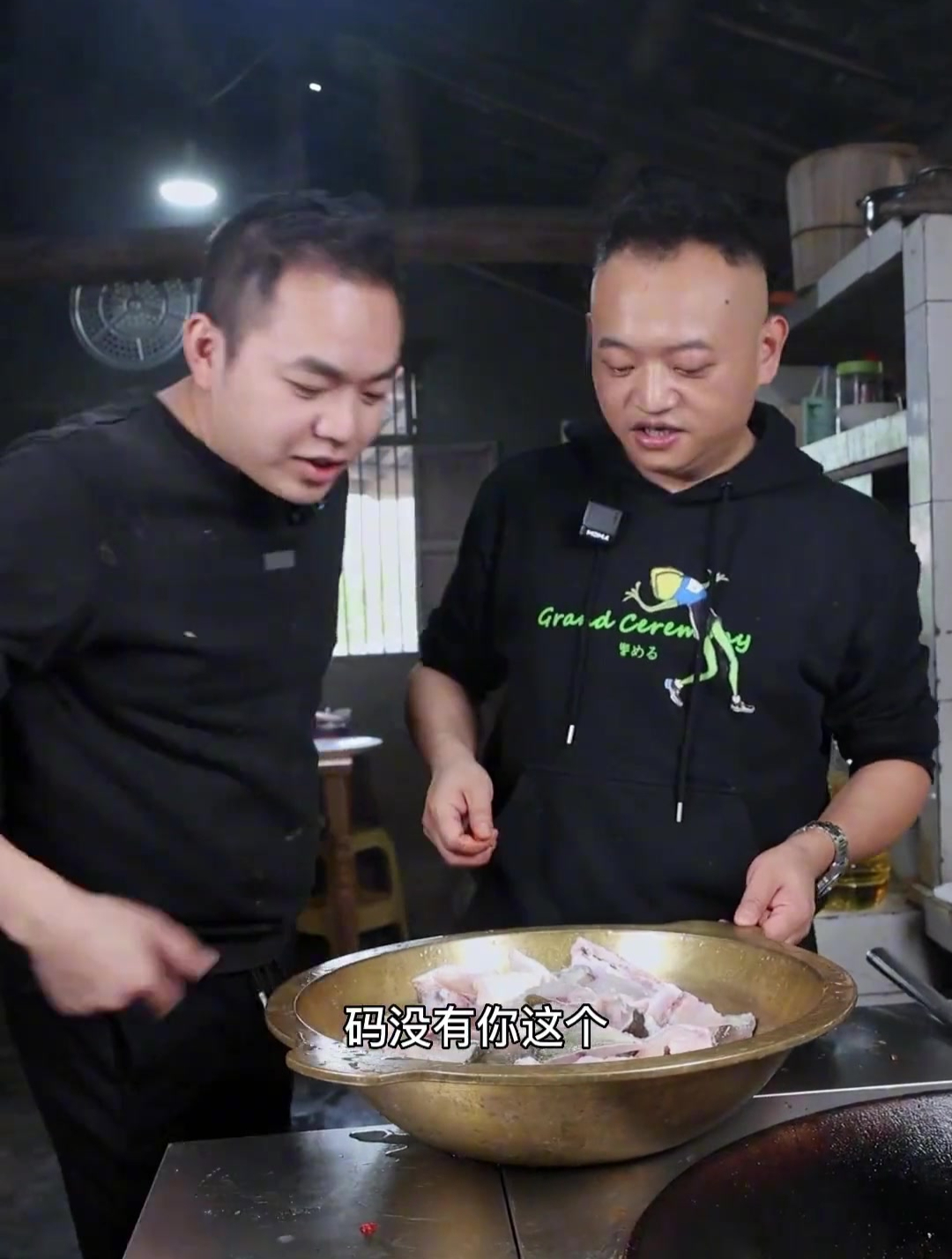 今天和朋友们去新哥家的鱼塘打鱼,做了两大盆家常鱼,鲜嫩入味