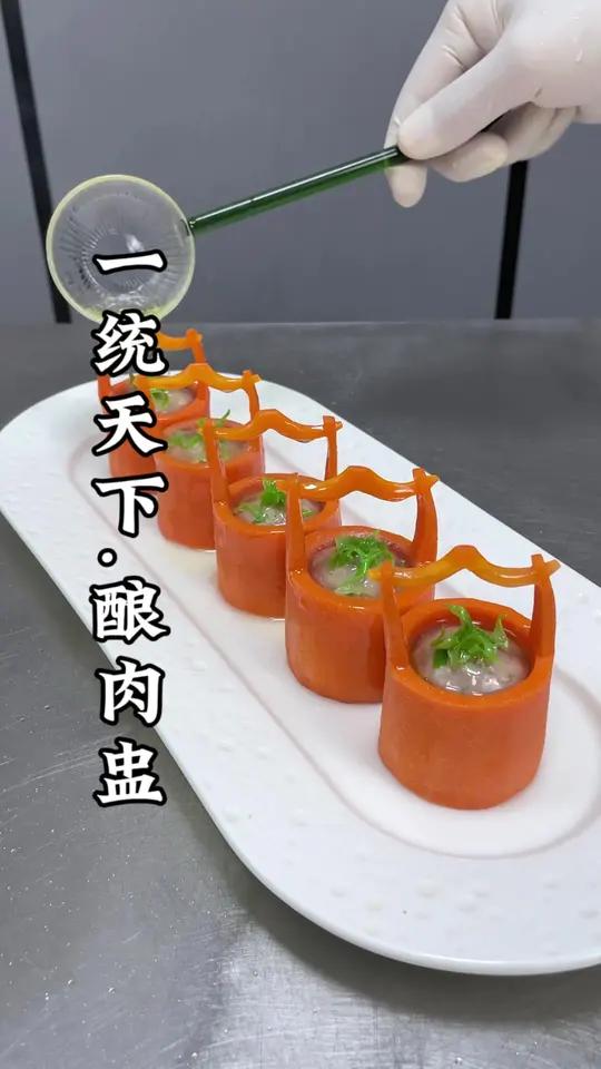 普通的萝卜搭配五花肉馅一起,做出吃不起的样子,口味鲜嫩多汁,摆盘精致,价格立马翻倍,寓意一