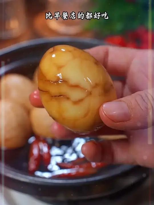 昨晚用电饭煲做了一锅茶叶蛋 今天早上已经很入味了