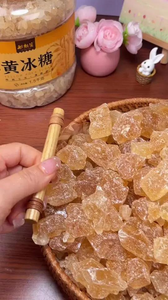 配料表只有甘蔗和饮用水的黄冰糖,吃起来清甜甘润,平时炒个糖色或者煲粥都很不错!黄冰糖