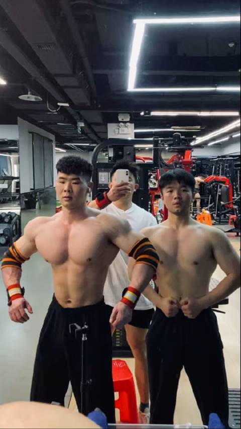 两个小鲜肉肌肉男喜欢哪一个