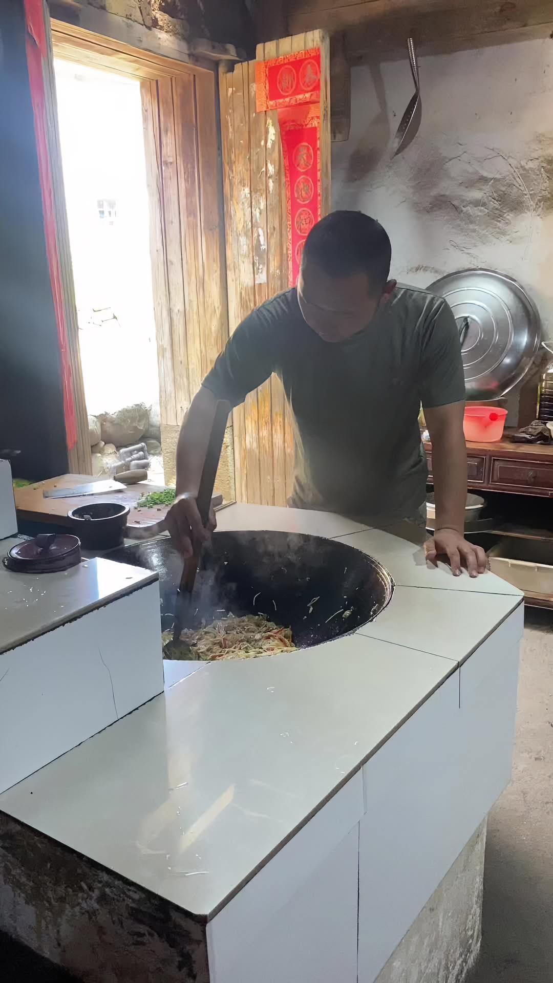 这是我生活的一个小山村，如果你不嫌弃我们农村，来我家，我炒粉干，炒农家菜给你吃 乡下柴火饭