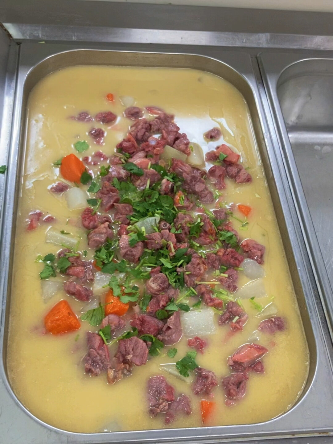今天给售楼部同事做咸鸭腿炖萝卜,肉沫茄子