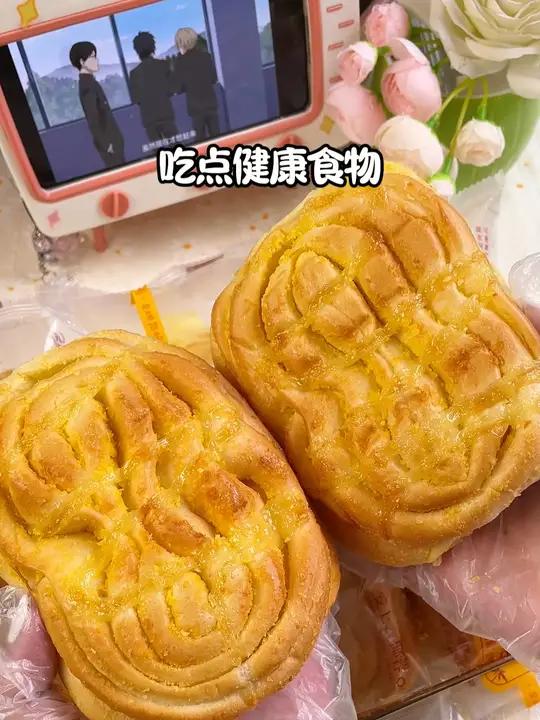 早八人的早餐椰蓉面包 左烘右焙面包 太好吃了 零食推荐 大人小孩都爱吃 妈呀太香了 早餐吃