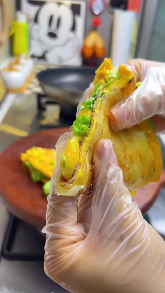 一点早餐灵感每天变着花样给孩子做早餐,这个培根蛋饼外皮酥脆内馅鲜香,简单好吃又营养#早餐饼