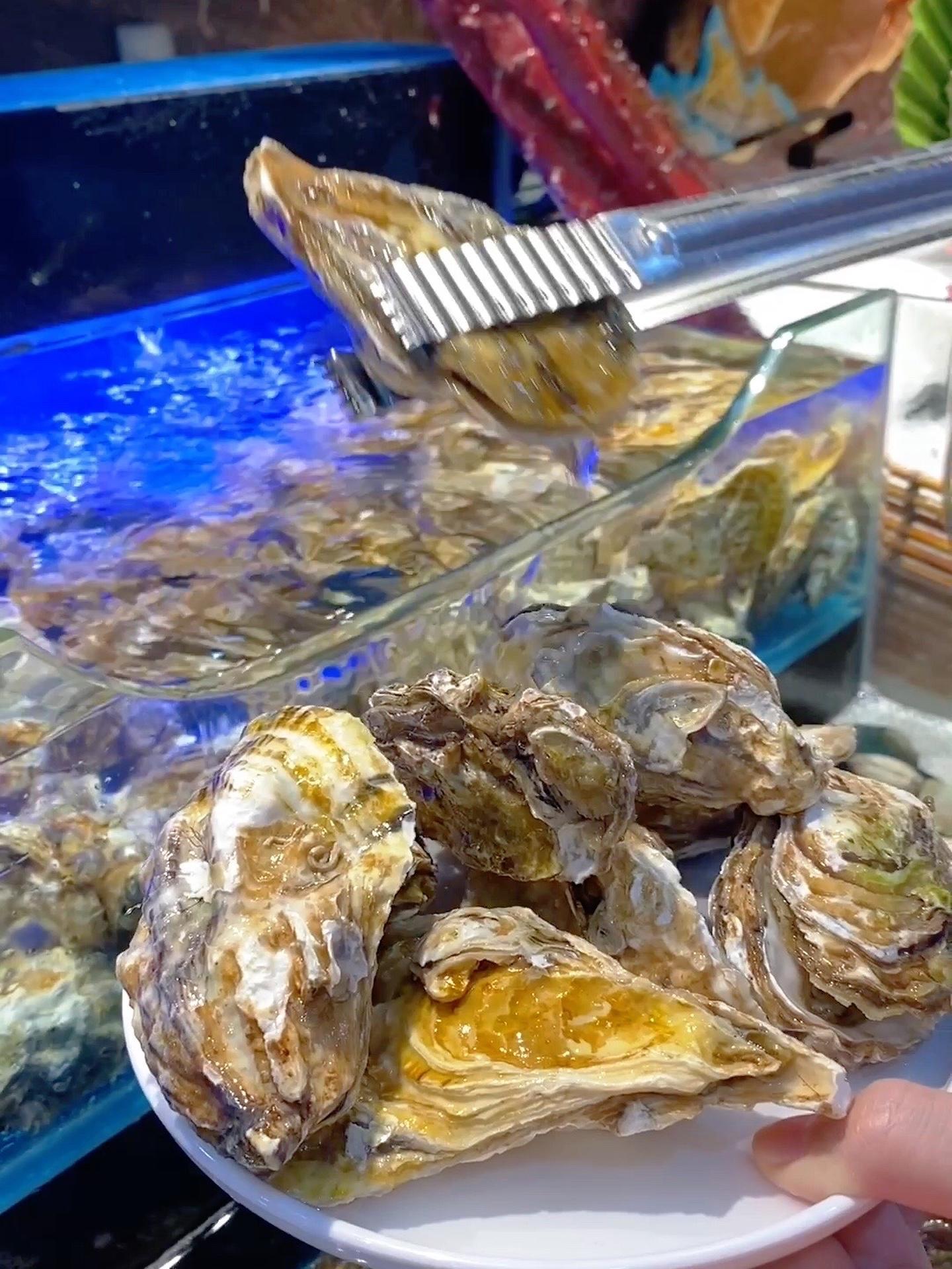 广州白云万达广场海鲜烧烤火锅两吃;生蚝扇贝蟹鱼虾海参日日鲜不断供;肥牛羊烤串鸡翅毛肚慢慢烤