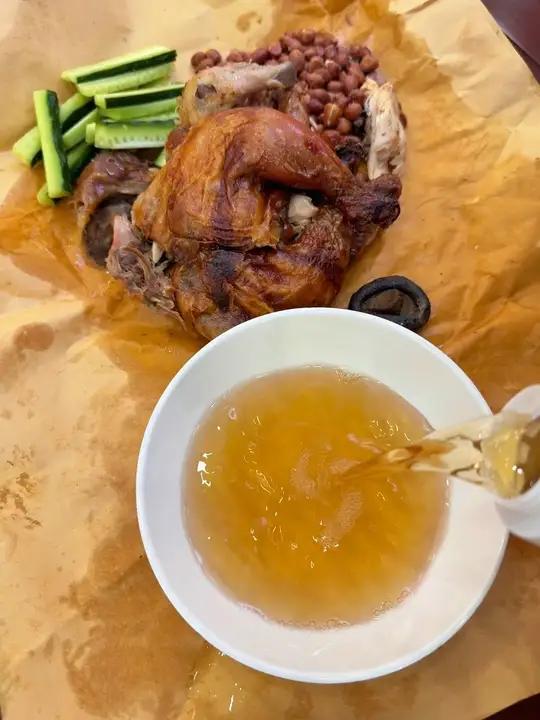 下班了!一只烤鸡,一把花生,一根黄瓜。简单喝上一壶小酒喝起来#一个人的晚餐就这么简单#深夜