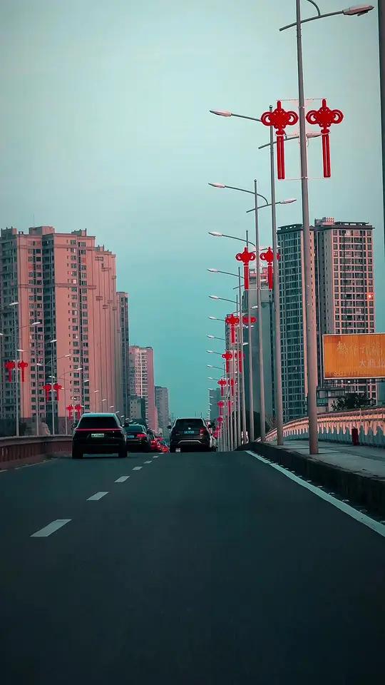 落日吻涪江，大桥串霞光，潼南的黄昏自带油画滤镜