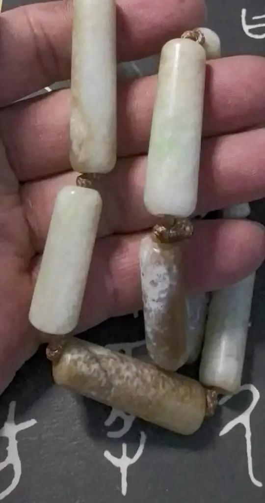 古老一点的玉管也是需要盘玩一下才能恢复自身的质感喝光泽。这种有些鸡骨白变化的玉更需要耐心和