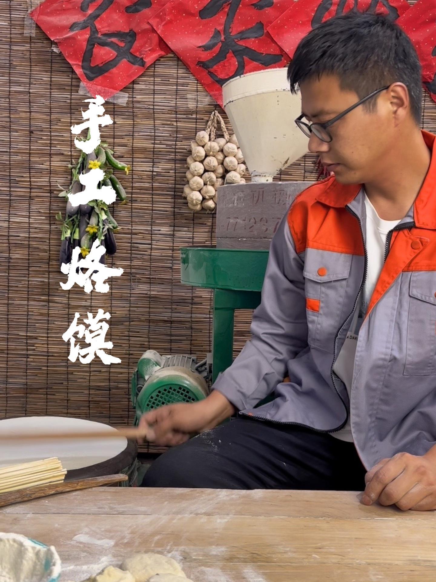 徐州手工烙馍多少人的记忆,烙馍卷盐豆子、卷撒子、卷土豆丝、卷羊肉串 徐州美食 农村美食 徐