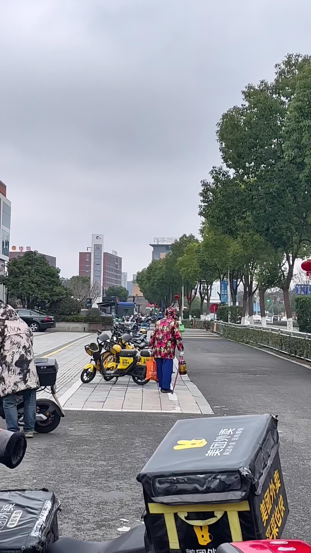 今天是大年初一,那些准备单身一辈子的人真的顶得住这样的生活吗?我看过一句话:如果外面烟花四