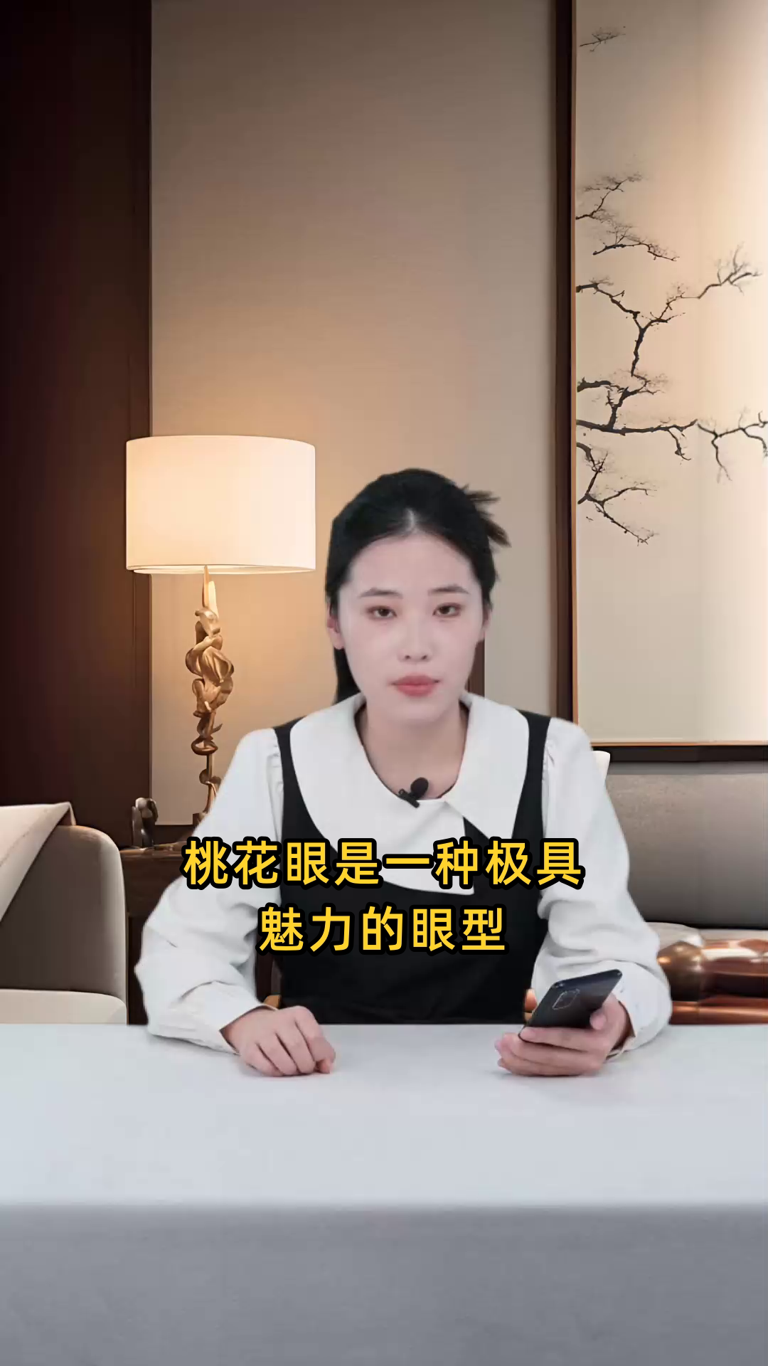 寻找眼睛笑起来呈弯月形状,显得温柔可爱的女生面相特征