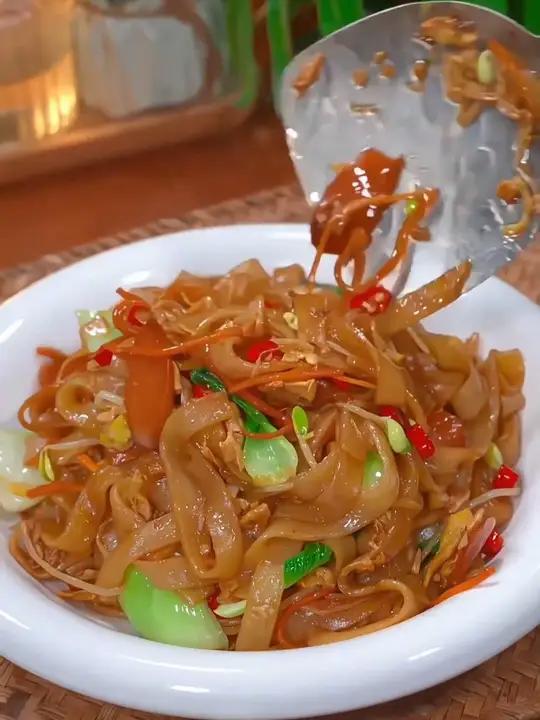 喜欢吃炒河粉的快来买这个鲜河粉!拿来做个炒粉或者煮汤粉真的太方便啦!河粉Q弹软糯!老人小孩