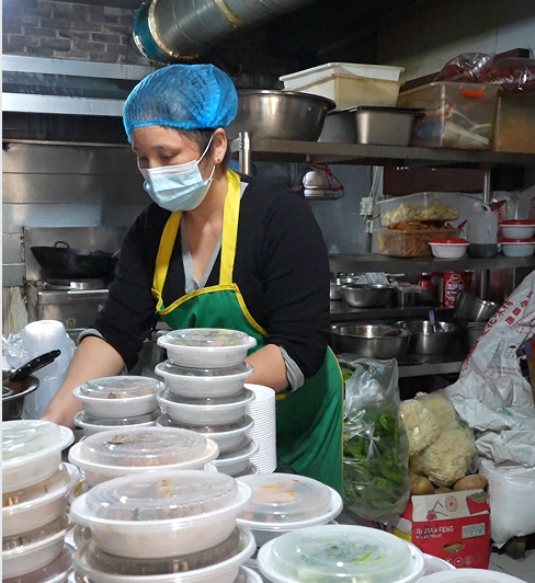 江南家小碗菜：骑手会在后厨吃饭 市监：后厨不可以堂食