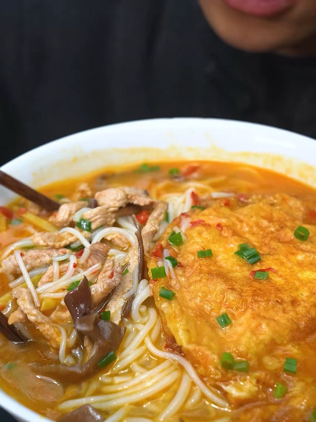 一个荷包蛋就能做一碗汤香味美的湖南米粉