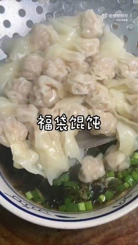 长城宵夜 馄饨好吃的关键就是馅和汤的做法,这样做学会了你可以去外边摆摊了!