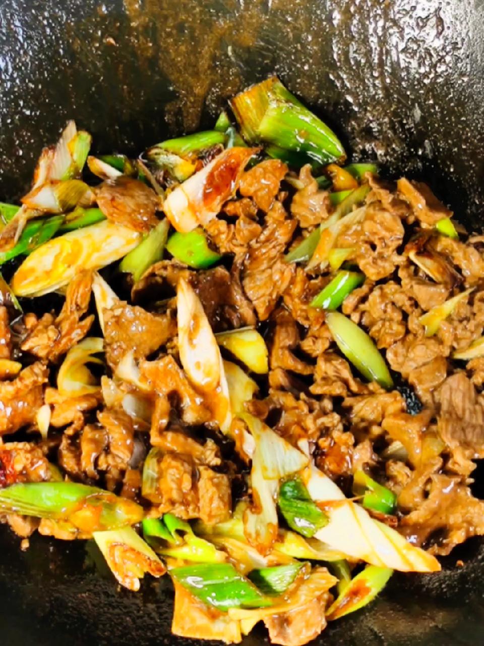 葱爆 牛肉 注意炒至顺序,在家也能做出好味道 家常菜 妈呀太香了 抖音美食推荐官 好吃到停