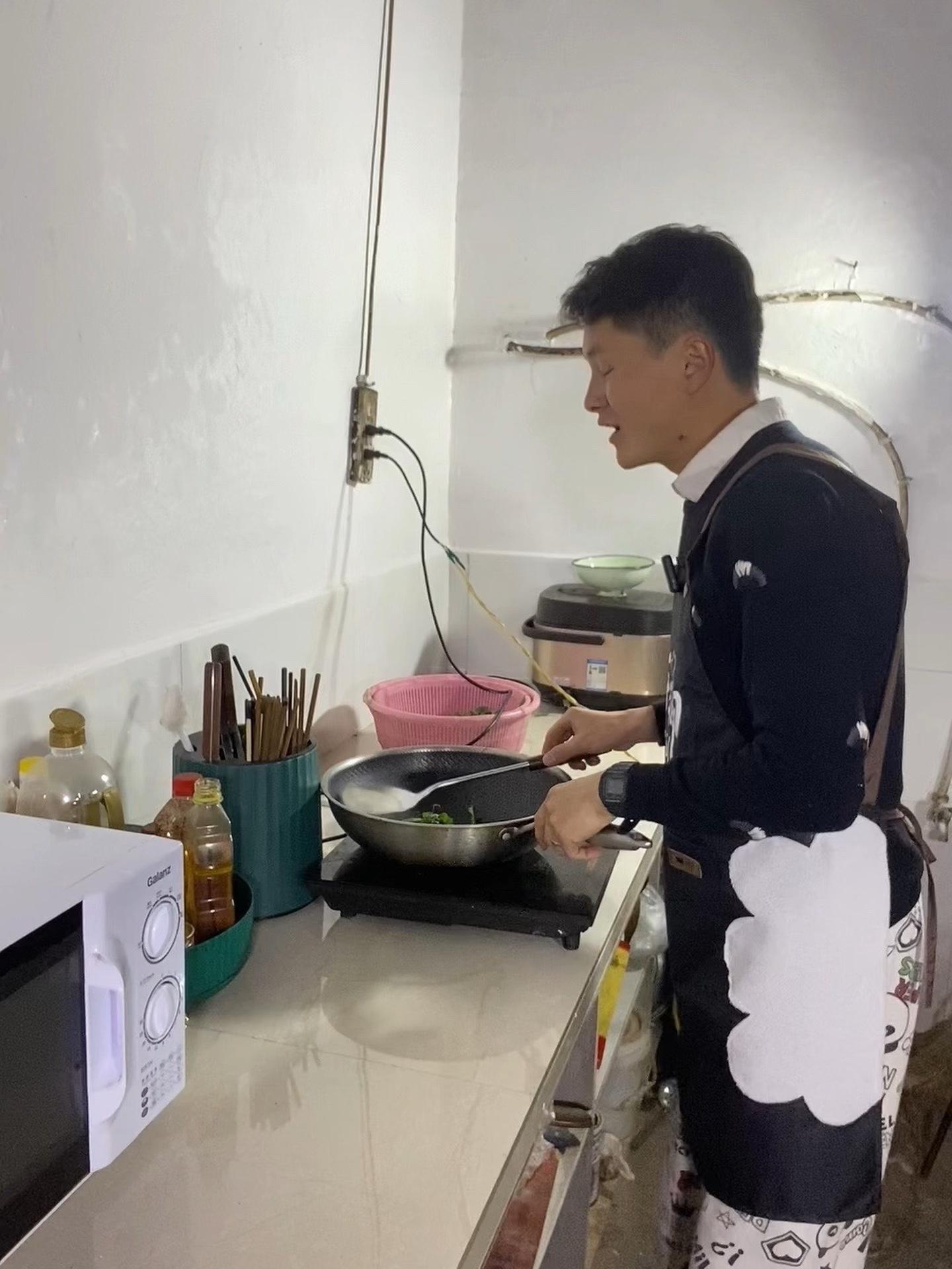 锅铲 316不锈钢材质,结实耐用,木质的手柄,炒菜不烫手 不锈钢锅铲 炒勺 厨房好物 点击